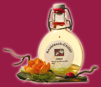Knoblauch-Chili-Öl in der Bügelflasche
